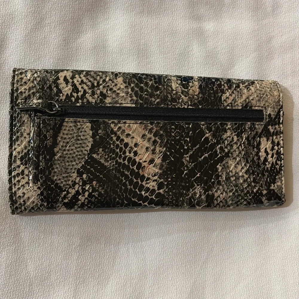 Kenneth Cole Reaction Snake Print Womens Clutch With Multiple Compartments